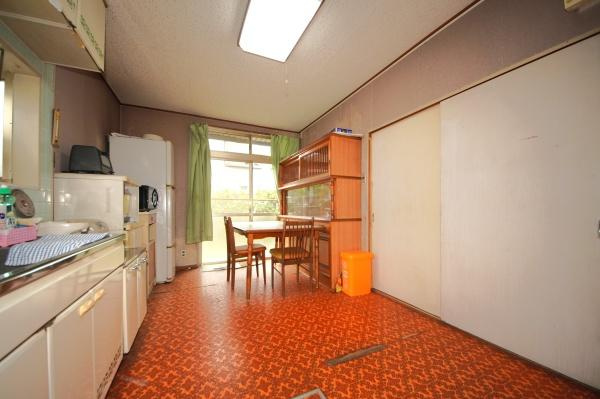 宮崎台　中古のキッチン|広々としたキッチンではお気に入りのカップボードがすっきりと収まり日々の料理がもっと快適に！ 家族が集まり一緒に料理をする楽しい時間が生まれます。美しく機能的なキッチンで毎日の生活がさらに充実します♪