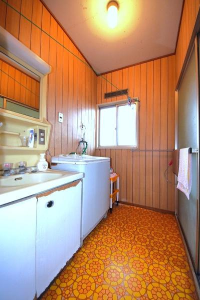 宮崎台　中古の独立洗面台|広い洗面室で効率的に収納スペースを作れます！身の回りのものをすっきり整えて使いやすい空間に♪自分のスタイルに合わせて収納を配置し、毎日の生活を快適にサポートします。こんな洗面室で朝の支度もスムーズに！