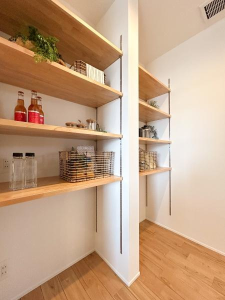 片島　モデルハウス物件のキッチン|パントリー