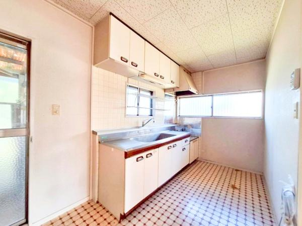 政所　中古戸建のキッチン|吊戸棚や開き戸など収納充実！
