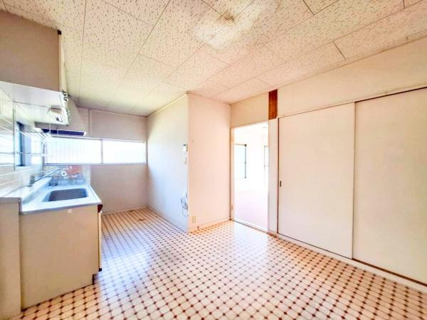 政所　中古戸建のキッチン|2面採光で自然な光が差し込みます