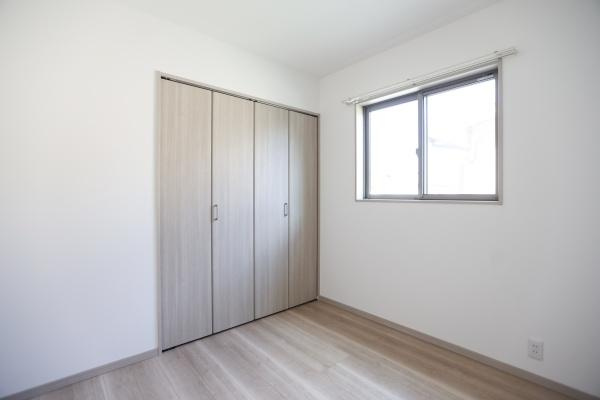 AG-HOUSE　上田町　B棟の洋室|シンプルな内装が特徴の洋室です。白を基調とした壁が空間を明るく感じさせます。窓から自然光が入りやすく通風にも配慮されています。ナチュラルなフローリングでさまざまなインテリアに合わせやすいです。