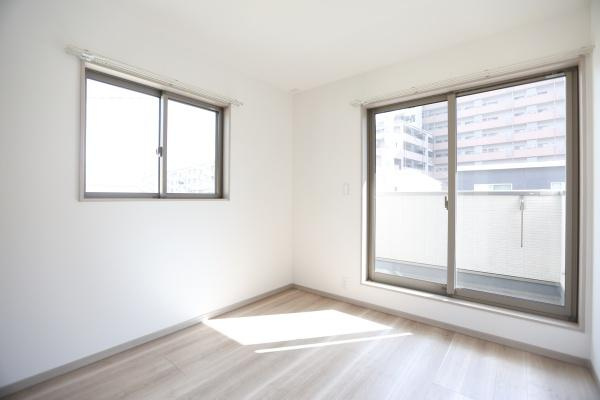 AG-HOUSE　上田町　B棟の洋室|二面採光の洋室で明るく開放的な空間が広がります。シンプルな内装が様々なインテリアに合わせやすいです。バルコニーへのアクセスも便利で毎日の暮らしに使いやすい設計です。