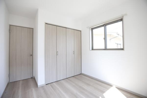 AG-HOUSE　上田町　B棟の洋室|ナチュラルな色味のフローリングが落ち着いた雰囲気を演出しています。大きめのクローゼット付きで収納もしっかり確保。二面採光のため室内にたっぷりと光が入ります。すっきりとした印象の洋室です。