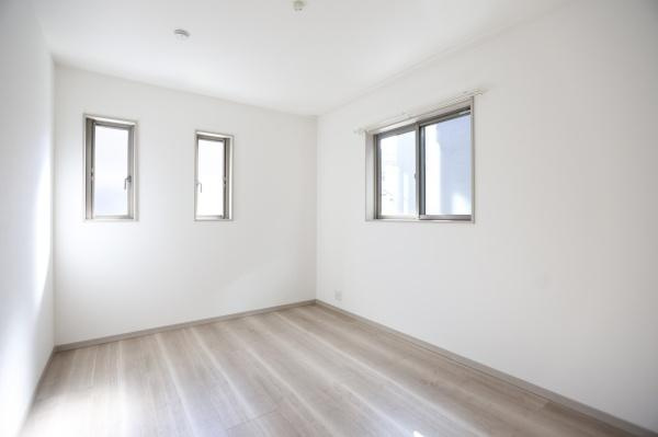 AG-HOUSE　上田町　B棟の洋室|二面に窓があり室内に明るさが広がります。シンプルな内装ですっきりとした印象です。ナチュラルなフローリングが特徴的な洋室です。無駄のないレイアウトで空間を広く感じられます。