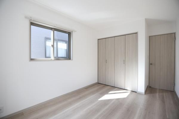 AG-HOUSE　上田町　B棟の洋室|窓からの自然な明るさが部屋全体に広がります。シンプルな内装が家具の配置をしやすく使い勝手の良い洋室です。収納スペースも備わっており整理整頓しやすい空間となっています。