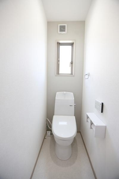 AG-HOUSE　上田町　B棟のトイレ|シンプルで白を基調としたトイレです。コンパクトな設計で無駄のないつくりとなっています。窓があり換気がしやすく明るい印象を持てます。