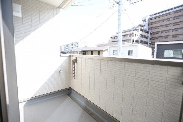 AG-HOUSE　上田町　B棟のバルコニー|明るい陽射しが差し込むバルコニーです。通風も良く心地よい空間が広がります。コンパクトで使い勝手の良い設計になっています。