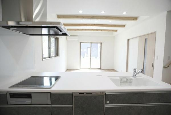 AG-HOUSE　上田町　B棟の居間・リビング|明るい室内に調和したキッチンです。広々としたカウンタースペースで作業がしやすいです。窓からの自然光も十分に入ります。