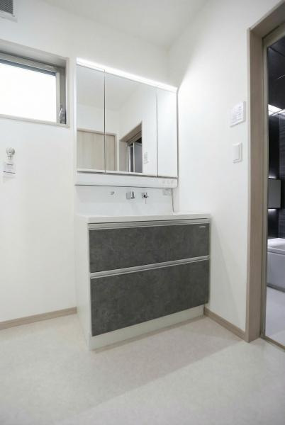 AG-HOUSE　上田町　B棟の独立洗面台|明るく清潔感のある洗面台が印象的です。収納力のある引き出しも便利です。三面鏡仕様で使い勝手に配慮されています。シンプルなデザインで落ち着いた雰囲気を演出します。