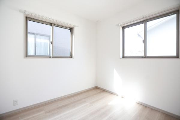 AG-HOUSE　上田町　B棟の洋室|二面採光で明るさが確保された洋室です。ナチュラルなフローリングが空間を引き立てます。壁面もシンプルなデザインで家具のレイアウトがしやすいです。日差しが差し込むため室内が開放的な雰囲気になります。