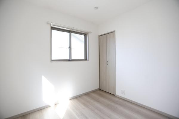 AG-HOUSE　上田町　B棟の洋室|シンプルな内装が特徴の洋室です。窓から自然光が入り明るさを感じる空間となっています。収納スペース付きで整理整頓にも便利です。落ち着いた色合いのフローリングが室内をすっきり見せてくれます。