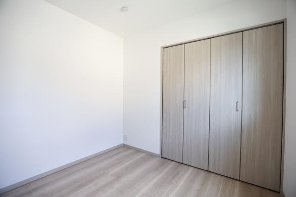 AG-HOUSE　上田町　B棟の洋室|明るい色合いの床と壁が清潔感を演出しています。収納スペースが充実しているためお部屋をすっきり保てます。シンプルな間取りで使い勝手も良好です。窓からの自然光が差し込みやすい設計です。