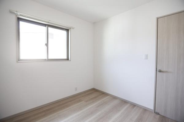 AG-HOUSE　上田町　B棟の洋室|白を基調とした壁とナチュラルなフローリングが調和した洋室です。窓からの採光で明るく清潔感ある印象です。シンプルな空間なのでレイアウトの自由度も魅力です。扉や窓枠のカラーも統一されています。