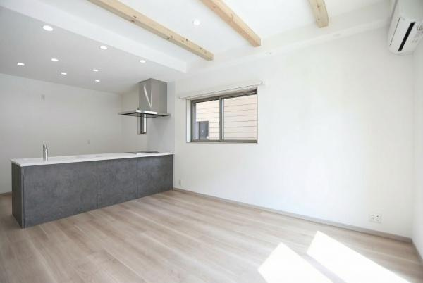 AG-HOUSE　上田町　B棟の居間・リビング|開放感のあるリビングで天井の梁がアクセントになっています。シンプルな内装はお好みのインテリアを合わせやすいです。窓から光が差し込む明るい空間です。キッチンとの一体感も魅力的です。
