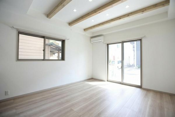 AG-HOUSE　上田町　B棟の居間・リビング|大きな窓からたっぷりと自然光が入るリビングです。天井の化粧梁が空間にアクセントを加えています。シンプルで使いやすい間取りが魅力です。開放感を感じられるリビングです。