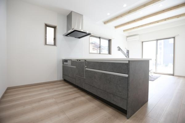 AG-HOUSE　上田町　B棟のキッチン|広々としたキッチンスペースが魅力です。シンプルながらも洗練されたデザインが際立ちます。大きな窓から明るい日差しが差し込みます。床材とキッチンの色合いが調和しています。