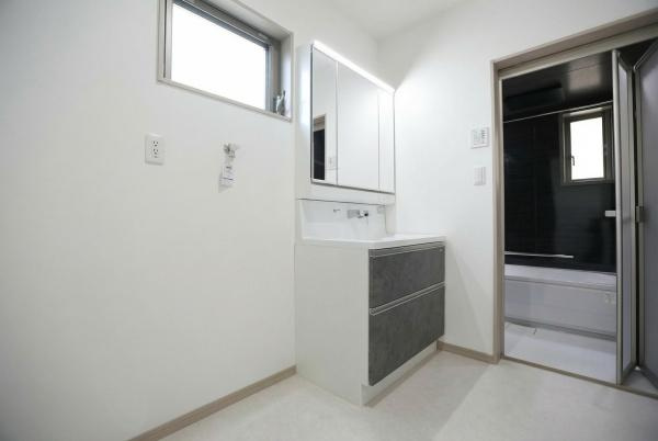 AG-HOUSE　上田町　B棟の独立洗面台|洗面台には収納スペースが備え付けられており整理整頓にも適しています。大きな鏡が設置されているので身支度にも便利です。窓があるため自然光が入りやすく日中も明るさを感じられる空間です。