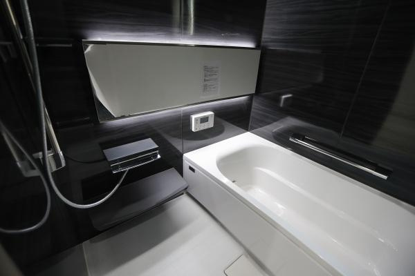 AG-HOUSE　上田町　B棟の浴室|シンプルでスタイリッシュなデザインのバス空間です。大きなミラーが空間を広く見せ落ち着いた色合いが特徴です。黒基調のおしゃれなバスルームになっています。