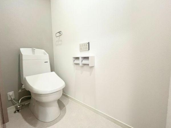 AG-HOUSE　光吉　A棟のトイレ|清潔感あふれる白を基調とした一階のトイレ。手洗い一体型で省スペースながらも機能性も◎壁リモコンやペーパーホルダーもスタイリッシュに設置され、毎日使う場所だからこその快適さにこだわった空間です！