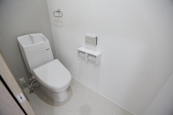AG-HOUSE　光吉　A棟のトイレ|清潔感あふれる白を基調とした一階のトイレ。手洗い一体型で省スペースながらも機能性も◎壁リモコンやペーパーホルダーもスタイリッシュに設置され、毎日使う場所だからこその快適さにこだわった空間です！