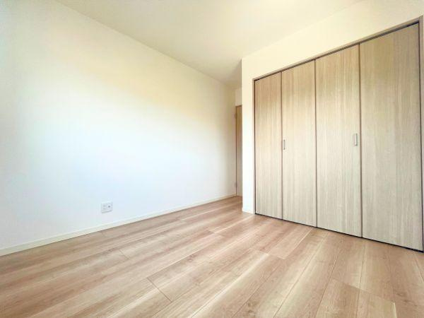 AG-HOUSE　光吉　A棟の洋室|ナチュラルなフローリングと白壁が心地よい洋室は、寝室や子ども部屋、ワークスペースとしても活躍。ワイドなクローゼット付きで収納力も充実。家具の配置がしやすく、自分好みの空間づくりが楽しめます！