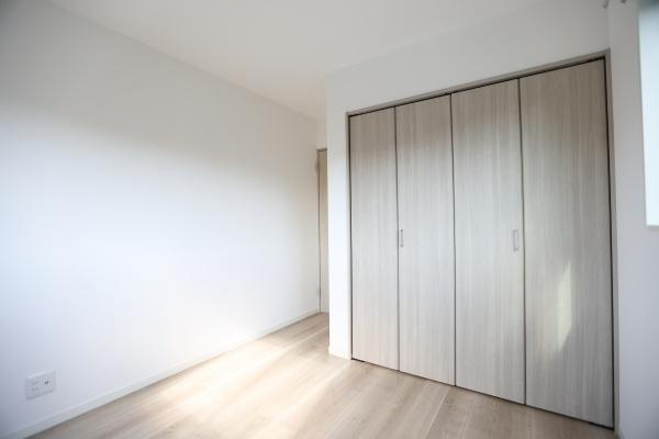 AG-HOUSE　光吉　A棟の洋室|ナチュラルなフローリングと白壁が心地よい洋室は、寝室や子ども部屋、ワークスペースとしても活躍。ワイドなクローゼット付きで収納力も充実。家具の配置がしやすく、自分好みの空間づくりが楽しめます！