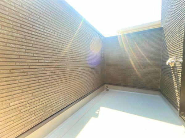 AG-HOUSE　光吉　A棟のバルコニー|陽当たりの良い開放的なバルコニーは、洗濯物や布団干しに最適なスペース。外からの視線が気になりにくい設計で、プライベート感も◎。チェアを置いてちょっとしたカフェタイムも楽しめる、ゆとりある空間です♪