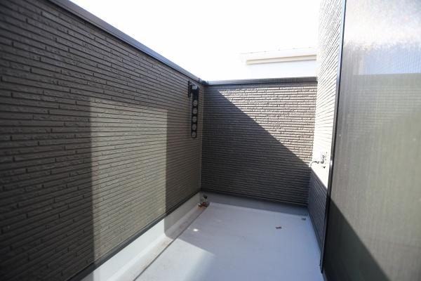 AG-HOUSE　光吉　A棟のバルコニー|陽当たりの良い開放的なバルコニーは、洗濯物や布団干しに最適なスペース。外からの視線が気になりにくい設計で、プライベート感も◎。チェアを置いてちょっとしたカフェタイムも楽しめる、ゆとりある空間です♪