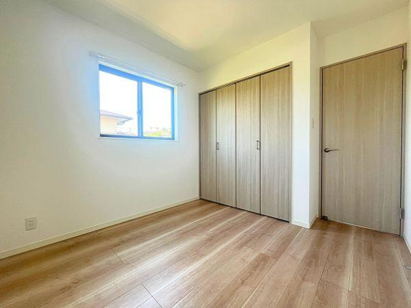 AG-HOUSE　光吉　A棟の洋室|コンパクトながらも開放感のある一室はプライベート空間としても多用途に活用可能。シンプルな内装で家具のテイストを選ばずインテリアの自由度も高めです。収納付きで空間をすっきりと保てるのも嬉しいポイント◎