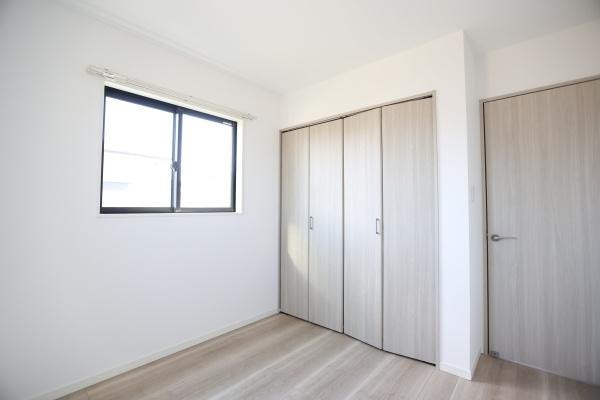 AG-HOUSE　光吉　A棟の洋室|コンパクトながらも開放感のある一室はプライベート空間としても多用途に活用可能。シンプルな内装で家具のテイストを選ばずインテリアの自由度も高めです。収納付きで空間をすっきりと保てるのも嬉しいポイント◎