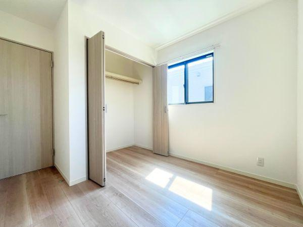 AG-HOUSE　光吉　A棟の洋室|シンプルで落ち着いた空間に、使い勝手の良いクローゼットを備えた洋室。コンパクトながらも窓から自然光がたっぷり差し込み、明るく快適に過ごせます。書斎や趣味部屋、子ども部屋など、多目的に使える一部屋です！