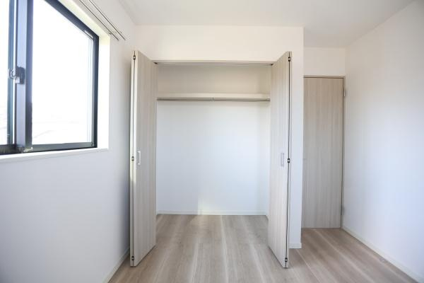 AG-HOUSE　光吉　A棟の洋室|シンプルで落ち着いた空間に、使い勝手の良いクローゼットを備えた洋室。コンパクトながらも窓から自然光がたっぷり差し込み、明るく快適に過ごせます。書斎や趣味部屋、子ども部屋など、多目的に使える一部屋です！