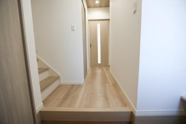 AG-HOUSE　光吉　A棟の玄関|落ち着いたタイル調の床が温かみを感じさせる玄関。シューズクローゼットを備えており、家族全員の靴や外出用品もすっきり収納できます。階段やホールへの動線もスムーズで、毎日の出入りが快適に行える設計です！
