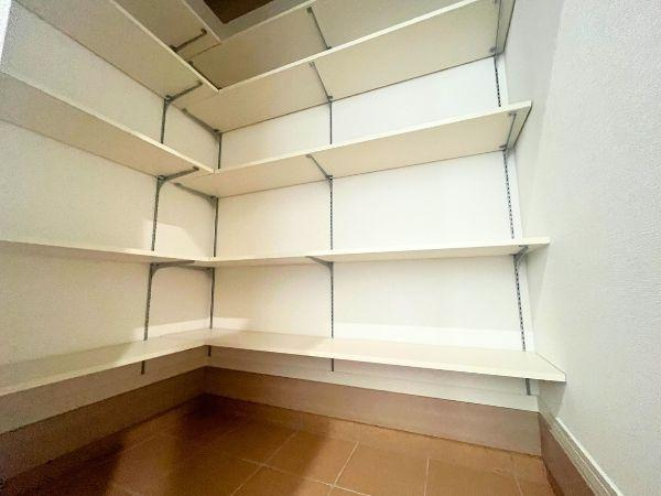 AG-HOUSE　光吉　A棟の収納|玄関横には大容量のシューズクローゼットを完備。可動棚付きでブーツやベビーカー、アウトドア用品までしっかり収納できます。玄関まわりをいつでもスッキリ保てる、暮らしに嬉しい収納空間です♪