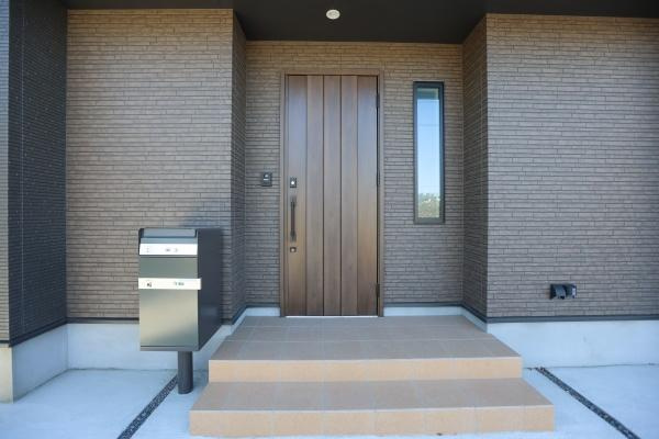 AG-HOUSE　光吉　A棟の玄関|シンプルなデザインの玄関が洗練された印象を与えます。玄関ドア横のスリット窓が自然光を取り入れ明るさを演出しています。ステップ付きで出入りもしやすくポストが近くに設置されているのも便利です。