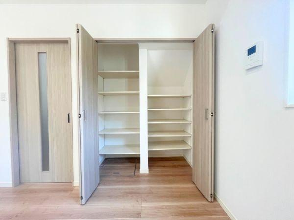 AG-HOUSE　光吉　A棟の収納|リビング内には大容量の収納スペースを完備。階段下を有効活用した設計で日用品や書類、掃除道具などをスッキリ整理できます。扉付きで見た目もスッキリ、リビングを広々と美しく保てる嬉しい工夫が詰まっています♪