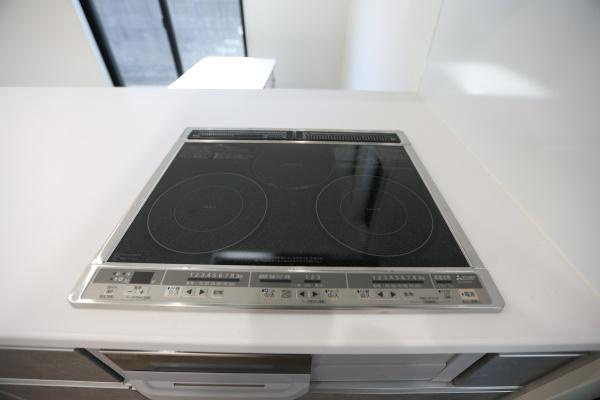 AG-HOUSE　光吉　A棟のキッチン|お手入れ簡単なフラットタイプの三口IHコンロを採用。調理スペースが広く、同時調理もスムーズに行えます。火を使わないため安全性が高くお子様や高齢者のいるご家庭にも安心。毎日の料理を快適にサポートします！