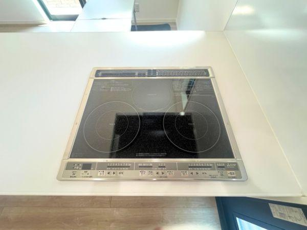 AG-HOUSE　光吉　A棟のキッチン|お手入れ簡単なフラットタイプの三口IHコンロを採用。調理スペースが広く、同時調理もスムーズに行えます。火を使わないため安全性が高くお子様や高齢者のいるご家庭にも安心。毎日の料理を快適にサポートします！