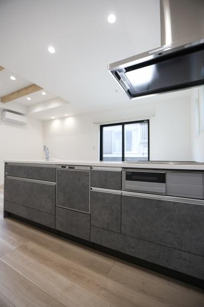 AG-HOUSE　光吉　A棟のキッチン|スマートに一体化されたビルトイングリルは、魚焼きはもちろん、トーストやグリル野菜なども手軽に調理可能。引き出し式で使いやすく後片付けもラクラク。毎日の食事作りをぐっと効率的にしてくれる嬉しい設備です！