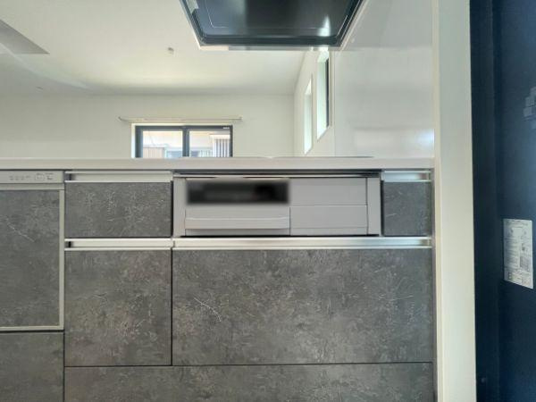 AG-HOUSE　光吉　A棟のキッチン|スマートに一体化されたビルトイングリルは、魚焼きはもちろん、トーストやグリル野菜なども手軽に調理可能。引き出し式で使いやすく後片付けもラクラク。毎日の食事作りをぐっと効率的にしてくれる嬉しい設備です！