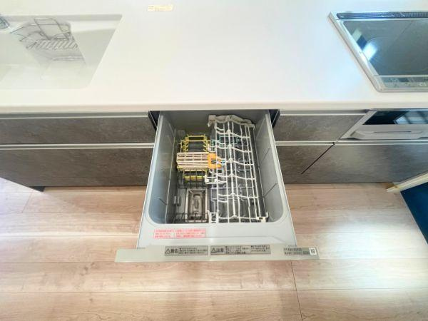 AG-HOUSE　光吉　A棟のキッチン|引き出し式のビルトイン食洗機を採用。調理スペースのすぐ下にあり、食後の片付けがスムーズに行えます。手洗いに比べて節水・時短効果も高く、共働き世帯や子育て家庭にもうれしい実用的な設備です！