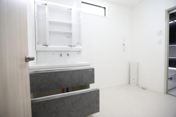 AG-HOUSE　光吉　A棟の独立洗面台|三面鏡タイプの洗面化粧台は、角度を変えて身だしなみをチェックできる実用性の高い仕様。鏡裏はすべて収納スペースになっており、スキンケア用品や小物類もすっきり整理できます。毎日の準備が快適になる設備です♪