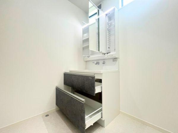 AG-HOUSE　光吉　A棟の独立洗面台|三面鏡タイプの洗面化粧台は、角度を変えて身だしなみをチェックできる実用性の高い仕様。鏡裏はすべて収納スペースになっており、スキンケア用品や小物類もすっきり整理できます。毎日の準備が快適になる設備です♪