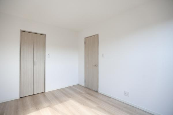 AG-HOUSE　光吉　A棟の洋室|やわらかな陽射しが差し込む、明るく心地よい洋室。ナチュラルな木目調の建具とフローリングが、あたたかみのある空間を演出します。クローゼット完備で収納力も◎。寝室や子ども部屋にぴったりの一室です！