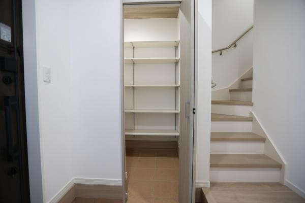 AG-HOUSE　光吉　A棟の内装|やさしい色合いのフローリングと一体感のある階段は、手すり付きで安全性にも配慮。お子さまやご高齢の方にも安心してご利用いただけます。壁側にゆるやかに沿ったデザインで、動線もスムーズに確保されています♪