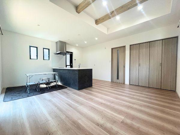 AG-HOUSE　光吉　A棟の居間・リビング|天井の梁がアクセントになった開放感あふれるリビングは、空間にデザイン性と温もりをプラス。大きな窓から差し込む自然光が部屋全体をやさしく包み込み、明るく心地よい雰囲気を演出します♪