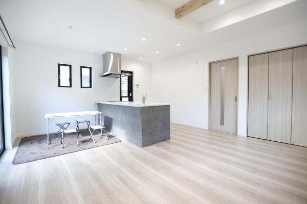 AG-HOUSE　光吉　A棟の居間・リビング|天井の梁がアクセントになった開放感あふれるリビングは、空間にデザイン性と温もりをプラス。大きな窓から差し込む自然光が部屋全体をやさしく包み込み、明るく心地よい雰囲気を演出します♪