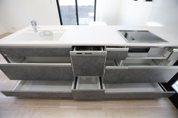 AG-HOUSE　光吉　A棟のキッチン|引き出し収納が充実したシステムキッチンは、調理器具や食器、ストック品まですっきり整理可能。動線を邪魔しないスライド式で、出し入れもスムーズ。使いやすさと見た目の美しさを両立しています！