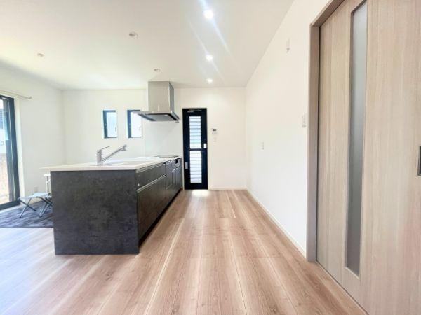 AG-HOUSE　光吉　A棟のキッチン|キッチン周囲はゆとりある通路幅を確保しており、複数人での調理やすれ違いもスムーズ。忙しい朝の家事動線やお子さまの出入りも安心で、快適に使える機能的なレイアウトです♪